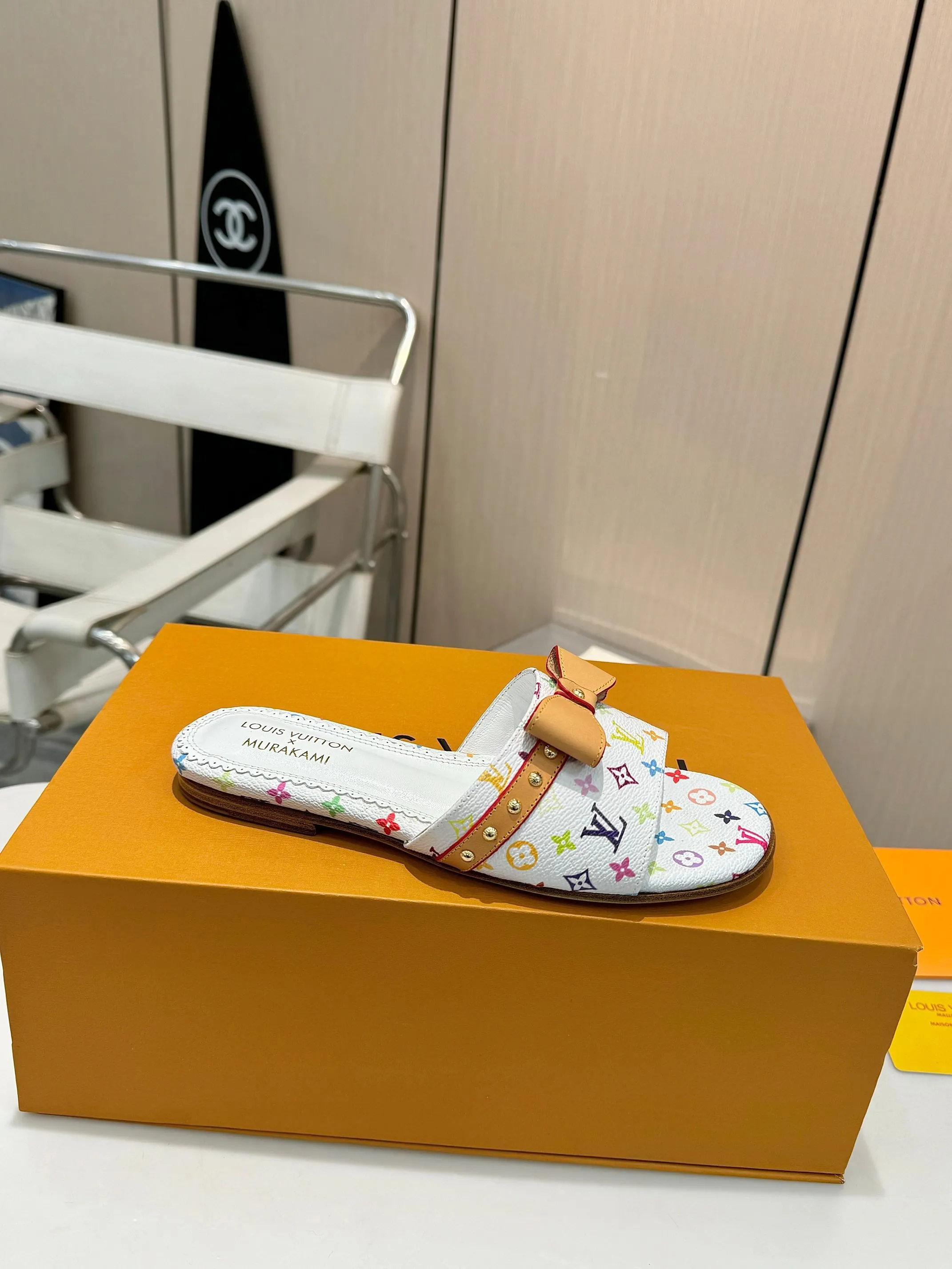 👟👟Ex-factory price 480👟👟 Flat heel top version👠💖Fashion essential LV Louis Vuitton high heels, a new luxury experience ✨Today I recommend a Louis Vuitton beauty to you. It uses high-end genuine leather soles and feels comfortable on the feet. Every step feels like walking on the clouds.  High-end lasting technology, the foot feels incomparable!  💙The perfect combination of brand printed leather and brand hardware buckles creates a unique fashion sparkle, highlighting nobility and luxury!  Classic design, exquisite craftsmanship, and quality in every detail.  Whether it's the casual style of matching or the elegant style of a skirt, it can be easily controlled.  Wear this pair of shoes and become the fashion focus on the street, showing off your elegant taste! 💃 Fabric: Brand printed fabric Lining: Breathable sheepskin Sole: Italian leather sole Size: 35-42 (34/40/41/42 customized)